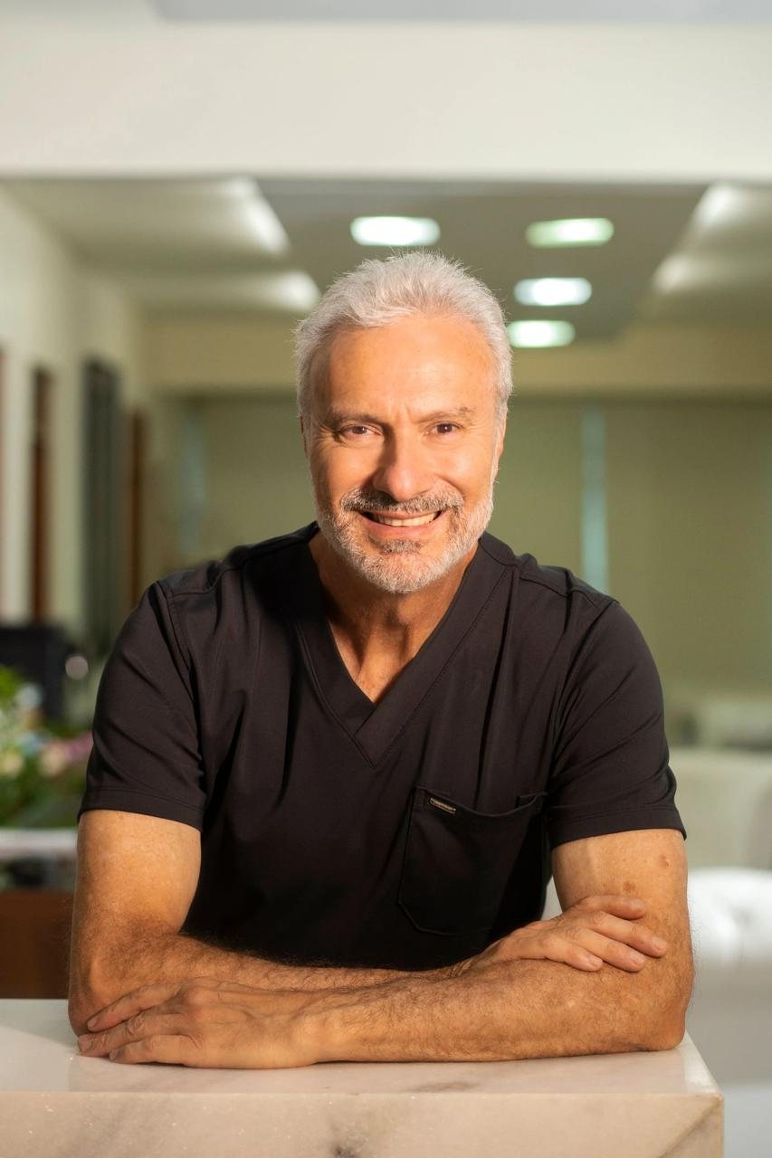 Dr. Venício Branquinho Pereira na recepção da Reviva Clinical, em Três Corações